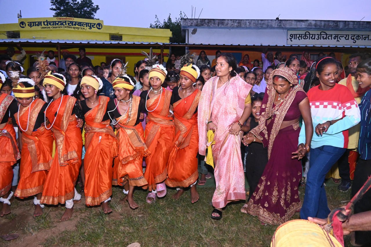 महिला एवं बाल विकास मंत्री राजवाड़े संबलपुर में करमा तिहार उत्सव में शामिल हुईं