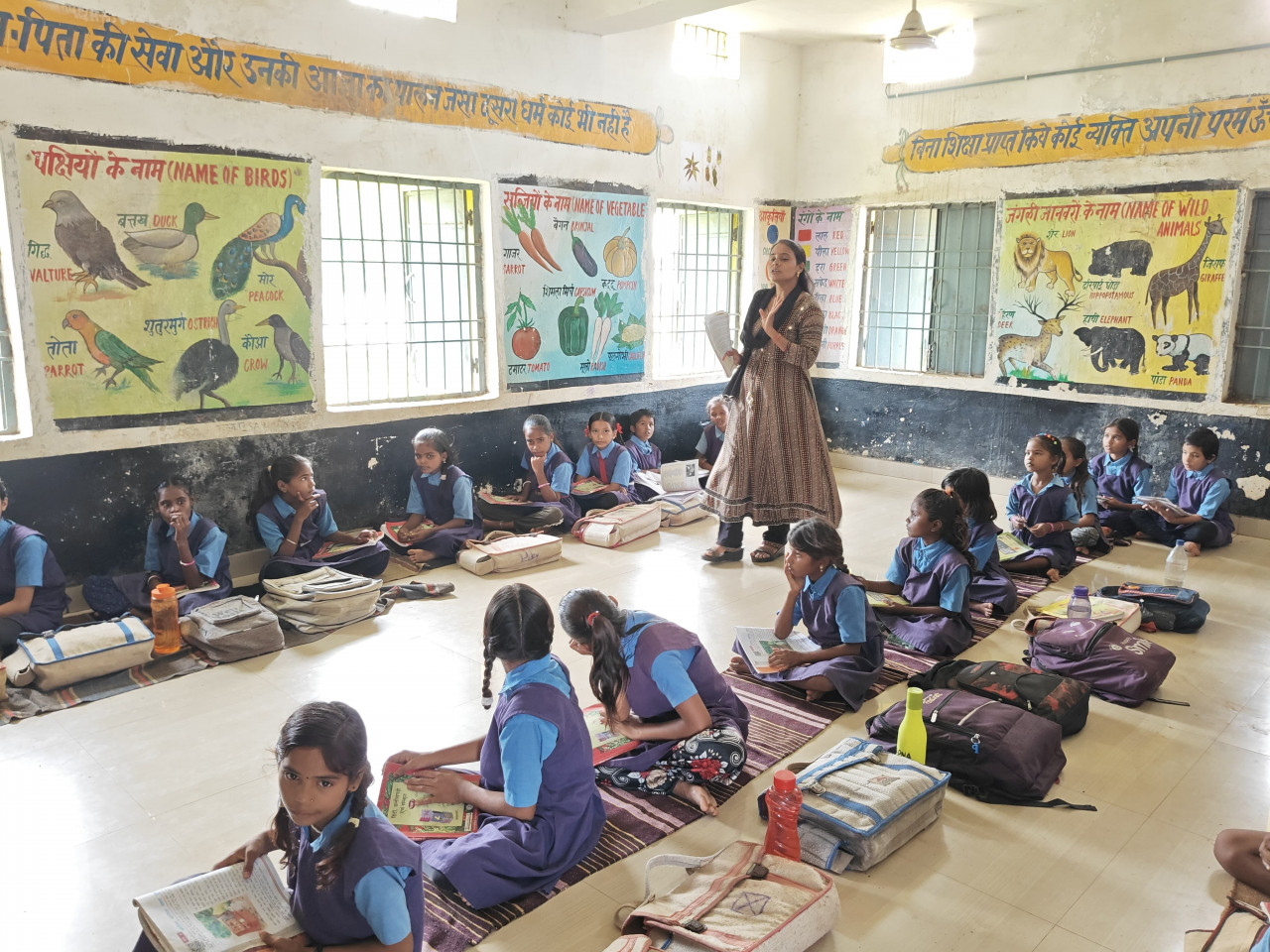 युक्तियुक्तकरण से अब प्राथमिक शाला करमनडीह में चार शिक्षक,शिक्षा व्यवस्था हुई दुरुस्त,बच्चे व पालक खुश