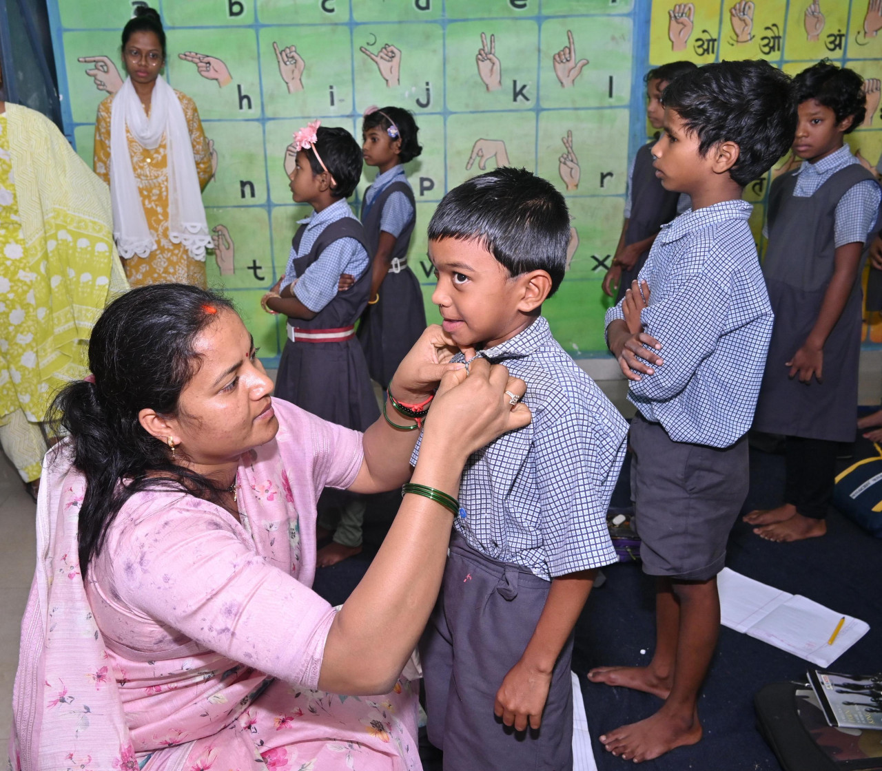 मंत्री राजवाड़े ने दिव्यांग बच्चों से की आत्मीय मुलाकात