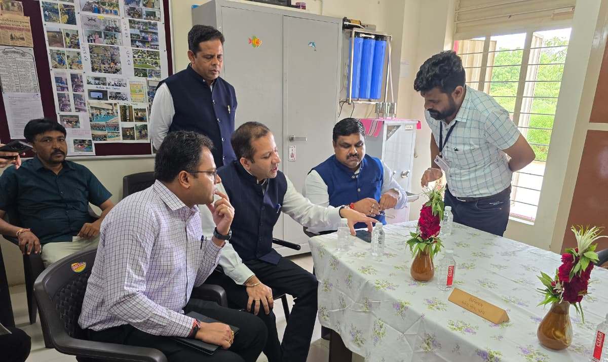 शिक्षा मंत्री यादव ने गुजरात के विद्या समीक्षा केंद्र का किया निरीक्षण