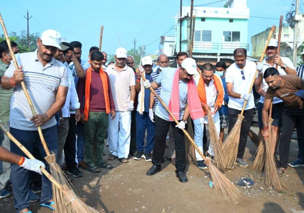 उप मुख्यमंत्री साव की अगुवाई में महामाया मंदिर से अस्पताल तक सफाई