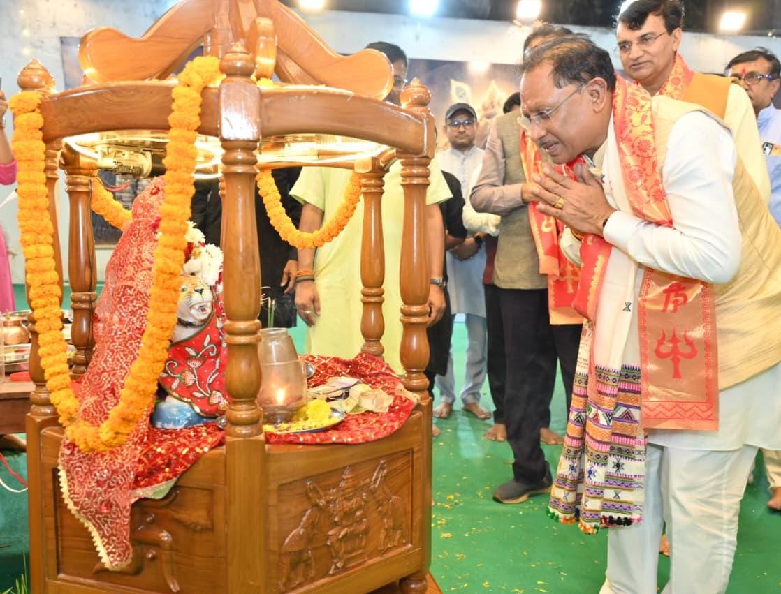 नवरात्रि गरबा उत्सवों में शामिल हुए मुख्यमंत्री विष्णु देव साय, प्रदेशवासियों की खुशहाली और समृद्धि की कामना की