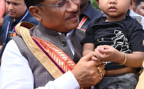 सरल और सहज मुख्यमंत्री साय का दिखा अपनत्व, नन्हे इवान को गोद में लेकर किया दुलार