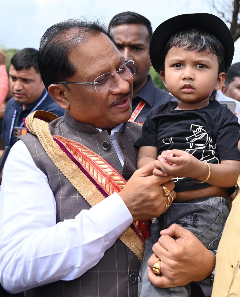 सरल और सहज मुख्यमंत्री साय का दिखा अपनत्व, नन्हे इवान को गोद में लेकर किया दुलार