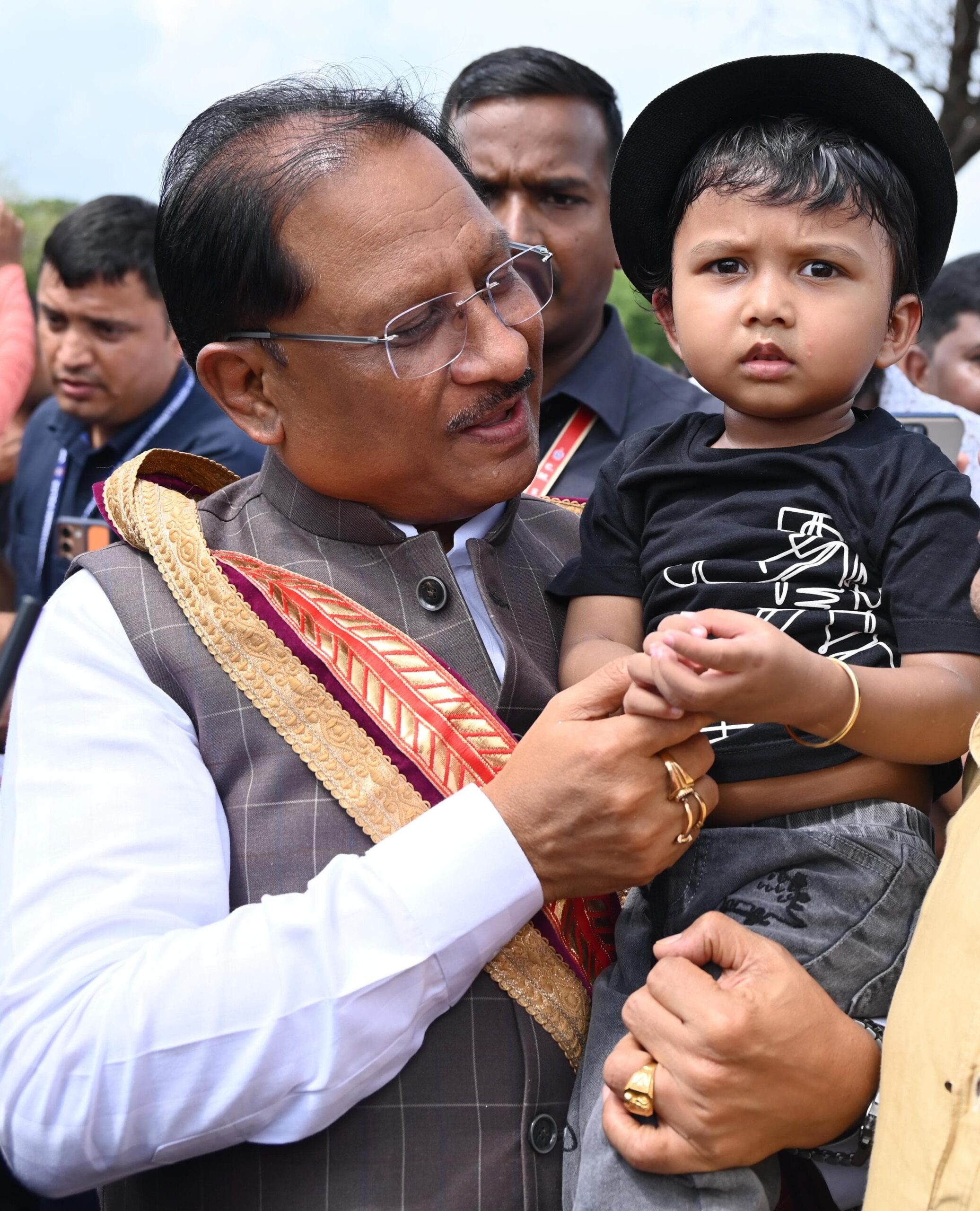 सरल और सहज मुख्यमंत्री साय का दिखा अपनत्व, नन्हे इवान को गोद में लेकर किया दुलार