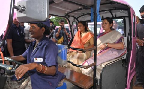 केन्द्रीय मंत्री ने ‘झरिया’ और ‘धड़कन’ प्रोजेक्ट का किया अवलोकन, पिंक ई-रिक्शा की सवारी कर महिला चालकों का बढ़ाया हौसला