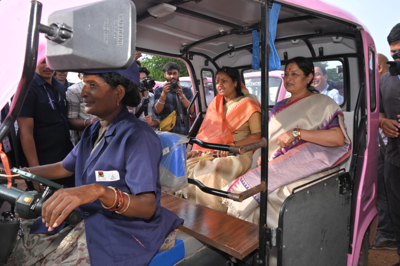केन्द्रीय मंत्री ने ‘झरिया’ और ‘धड़कन’ प्रोजेक्ट का किया अवलोकन, पिंक ई-रिक्शा की सवारी कर महिला चालकों का बढ़ाया हौसला