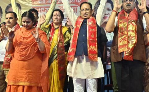 मुख्यमंत्री साय खारुन मईया समरसता भव्य महाआरती में हुए शामिल, महाआरती में मंत्रोच्चार से गूंजा खारुन नदी का महादेव घाट