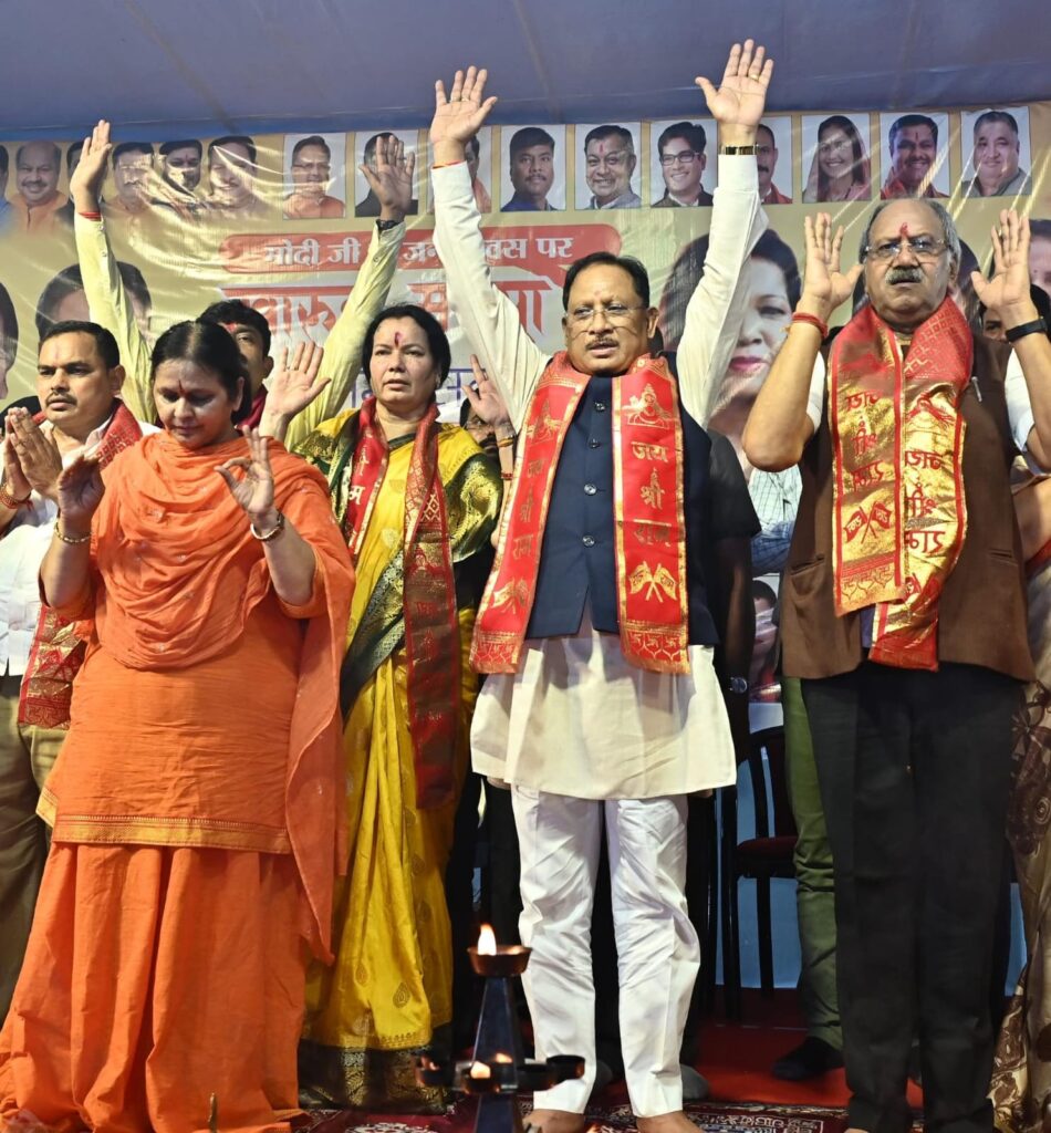 मुख्यमंत्री साय खारुन मईया समरसता भव्य महाआरती में हुए शामिल, महाआरती में मंत्रोच्चार से गूंजा खारुन नदी का महादेव घाट