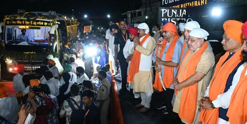 मुख्यमंत्री गुरु तेगबहादुर सिंह जी की 350वीं शहादत शताब्दी पर नगर कीर्तन यात्रा में हुए शामिल