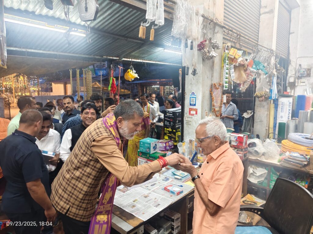 व्यापारीगणों संग विधायक ने लड्डू बांटकर मनाई खुशी, पीएम मोदी के फैसले पर गूंजा गोलबाजार चौक