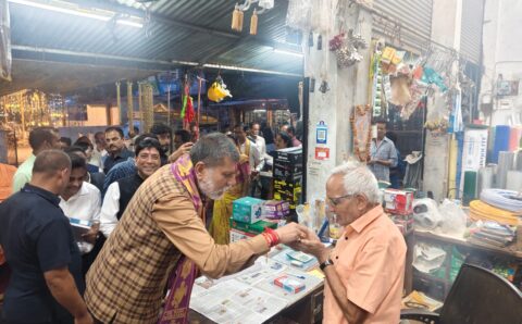 व्यापारीगणों संग विधायक ने लड्डू बांटकर मनाई खुशी, पीएम मोदी के फैसले पर गूंजा गोलबाजार चौक