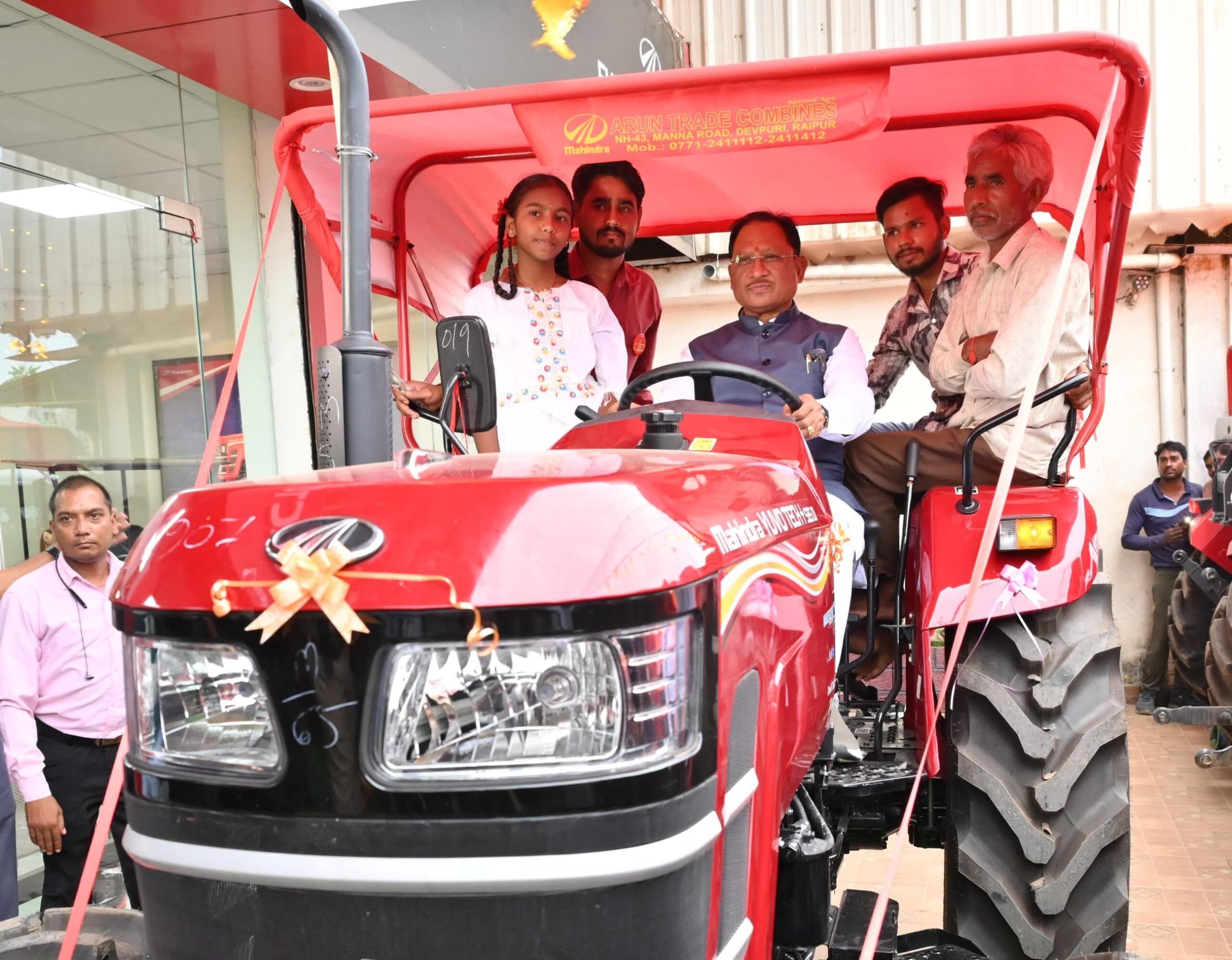 मुख्यमंत्री साय ने जीएसटी बचत उत्सव के बीच ट्रैक्टर शोरूम पहुंचकर किसानों से किया आत्मीय संवाद