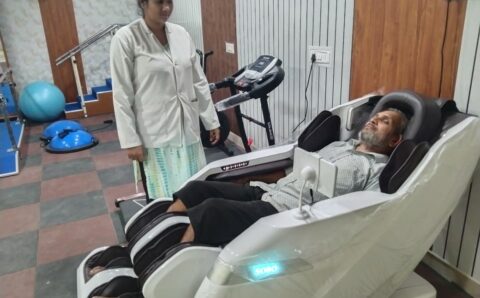 स्वास्थ्य देखभाल केन्द्र में बुजुर्गों को मिलने लगी राहत, फिजियोथेरेपी और पंचकर्म कराने पहुंच रहे हैं मरीज