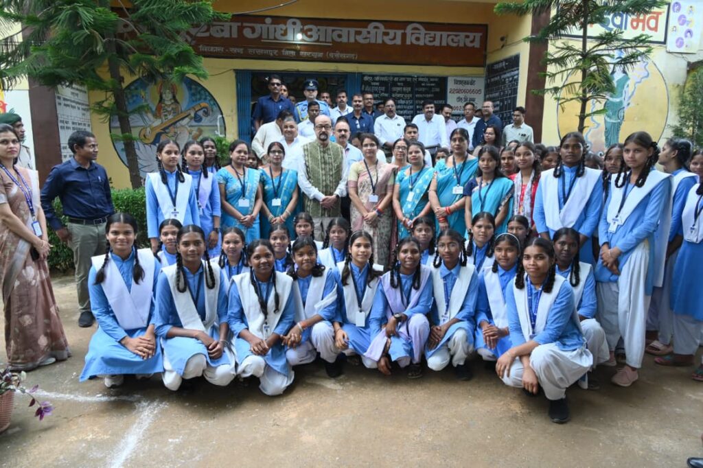 कस्तूरबा गांधी बालिका आवासीय विद्यालय रजपुरीकला पहुंचे राज्यपाल डेका