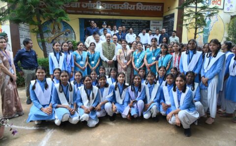 कस्तूरबा गांधी बालिका आवासीय विद्यालय रजपुरीकला पहुंचे राज्यपाल डेका