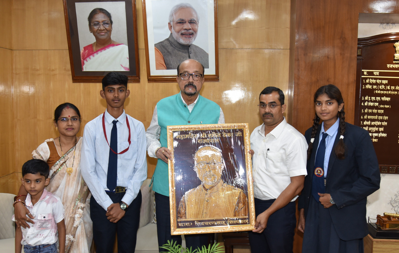 राज्यपाल डेका को मड़ानार स्कूल के बच्चों ने काष्ठ कला से निर्मित पोट्रेट भेंट की