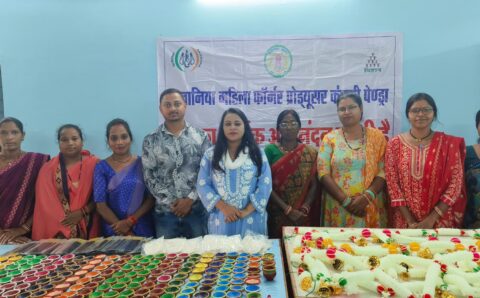 दीये और पूजा सामग्री की बिक्री से समूह की महिलाएं हो रही समृद्ध