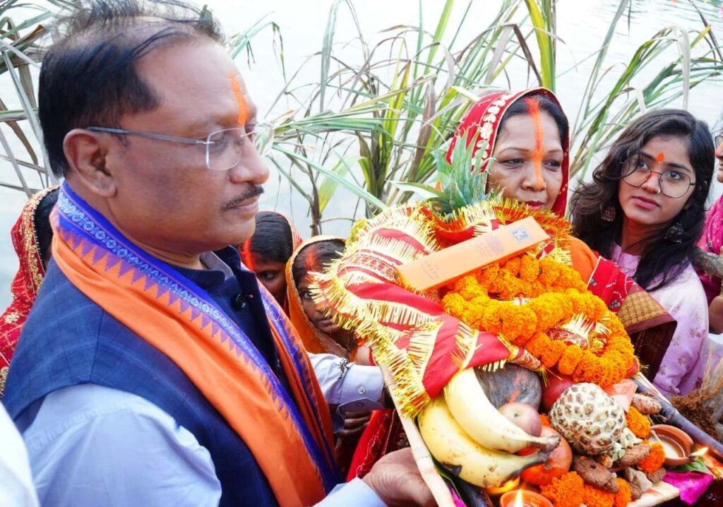 मुख्यमंत्री साय ने कुनकुरी छठ घाट में सूर्य को दिया अर्घ्य…