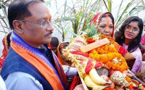 मुख्यमंत्री साय ने कुनकुरी छठ घाट में सूर्य को दिया अर्घ्य…