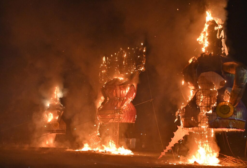 डब्लू आर एस कॉलोनी में रावण दहन: राज्यपाल रमेन डेका और मुख्यमंत्री साय की उपस्थिति में उमड़ा उत्साह