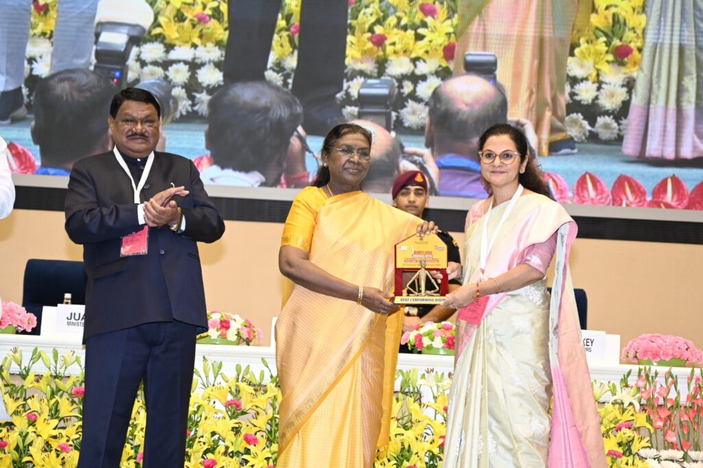 “धरती आबा से दिल्ली तक गूंजी कोरिया की गाथा” — राष्ट्रपति मुर्मू ने कलेक्टर चंदन त्रिपाठी को राष्ट्रीय सम्मान से नवाज़ा