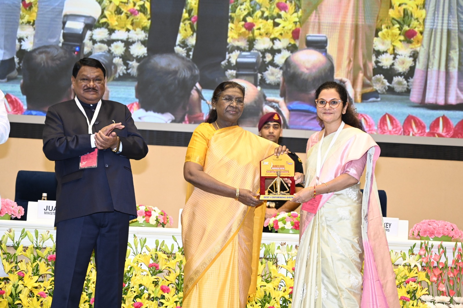 “धरती आबा से दिल्ली तक गूंजी कोरिया की गाथा” — राष्ट्रपति मुर्मू ने कलेक्टर चंदन त्रिपाठी को राष्ट्रीय सम्मान से नवाज़ा