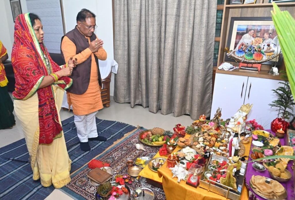 मुख्यमंत्री विष्णु देव साय ने की गोवर्धन पूजा, प्रदेश की सुख-समृद्धि और खुशहाली की कामना