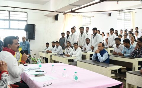 चिकित्सकों के लिए मानव स्वास्थ्य सेवा से बढ़कर, कोई खुशी और आनंद नहीं – उप मुख्यमंत्री शर्मा