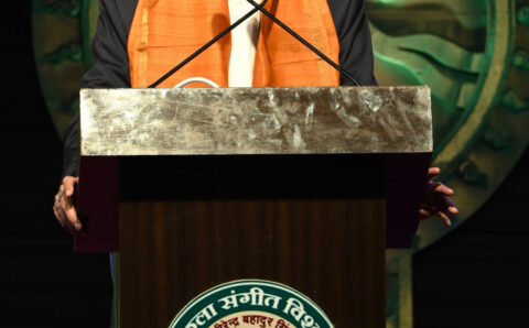 राज्यपाल डेका खैरागढ़ महोत्सव के समापन समारोह में हुए शामिल