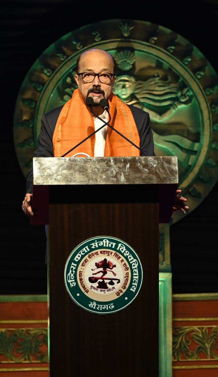 राज्यपाल डेका खैरागढ़ महोत्सव के समापन समारोह में हुए शामिल