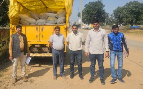 पिथौरा में 50 क्विंटल धान सहित एक वाहन जप्त