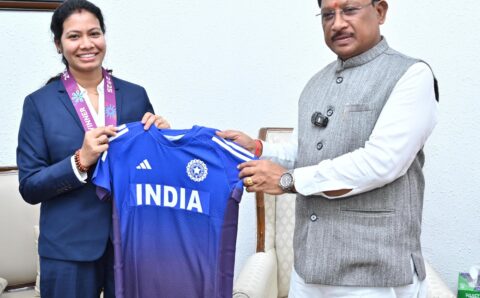 भारतीय महिला क्रिकेट टीम की फिजियोथेरेपिस्ट आकांक्षा सत्यवंशी ने मुख्यमंत्री से की मुलाकात