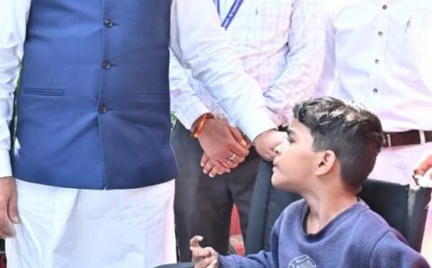 पैरों से चित्र उकेरने वाली पूनम बिटिया के जीवन में मुख्यमंत्री ने भरी नई उम्मीद