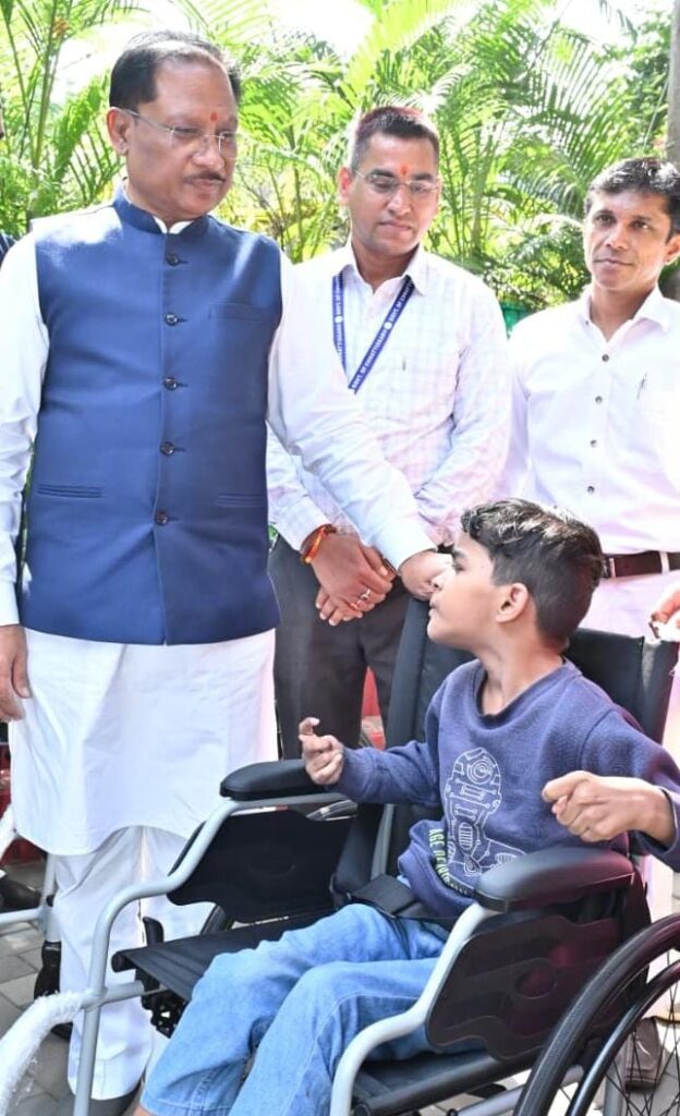 पैरों से चित्र उकेरने वाली पूनम बिटिया के जीवन में मुख्यमंत्री ने भरी नई उम्मीद