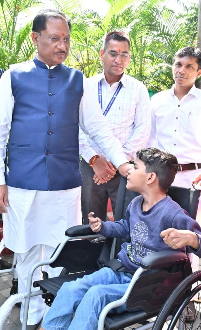 पैरों से चित्र उकेरने वाली पूनम बिटिया के जीवन में मुख्यमंत्री ने भरी नई उम्मीद