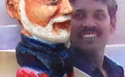 भिलाई के युवक ने मुख्यमंत्री को भेंट की संगमरमर पर बनी प्रधानमंत्री मोदी की सूक्ष्म प्रतिमा