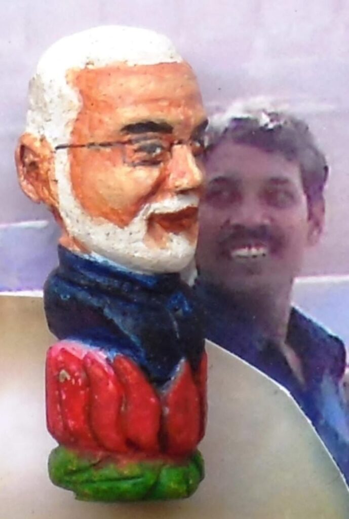 भिलाई के युवक ने मुख्यमंत्री को भेंट की संगमरमर पर बनी प्रधानमंत्री मोदी की सूक्ष्म प्रतिमा