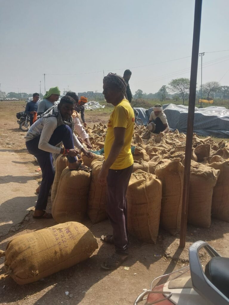 मुख्यमंत्री साय के नेतृत्व में प्रदेश के किसानों से समर्थन मूल्य पर धान खरीदी का सिलसिला शुरू