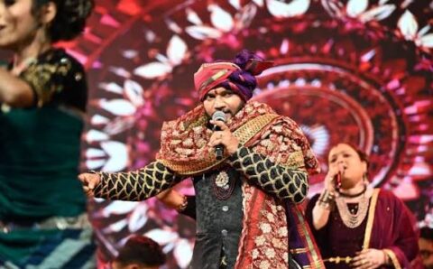 भक्ति गीत से शुरुआत कर लोकगायक सुनील मानिकपुरी ने रजत महोत्सव में बिखेरा लोकसंगीत का रंग