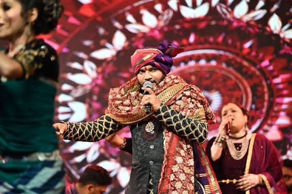 भक्ति गीत से शुरुआत कर लोकगायक सुनील मानिकपुरी ने रजत महोत्सव में बिखेरा लोकसंगीत का रंग