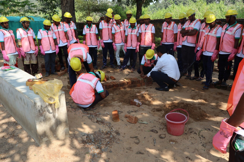 जिन हाथों में कभी बंदूक थीं, वही हाथ अब बनाएँगे गरीबों का आशियाना