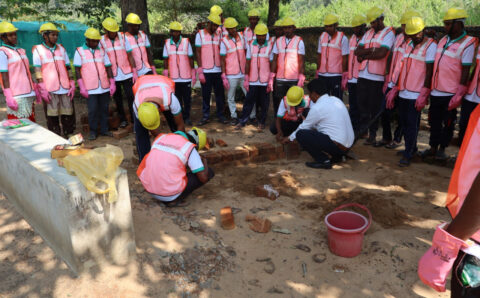 जिन हाथों में कभी बंदूक थीं, वही हाथ अब बनाएँगे गरीबों का आशियाना