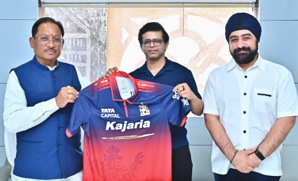 छत्तीसगढ़ में आईपीएल की तैयारी: मुख्यमंत्री साय को आरसीबी का जर्सी भेंट