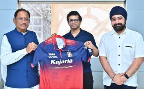 छत्तीसगढ़ में आईपीएल की तैयारी: मुख्यमंत्री साय को आरसीबी का जर्सी भेंट