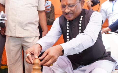 मुख्यमंत्री साय ने कुम्हार के चाक पर गढ़ा दीया, पारंपरिक शिल्पकारों से किया आत्मीय संवाद: सरगुजा विकास प्राधिकरण की बैठक के दौरान प्रदर्शनी में दिखा माटी से जुड़ाव