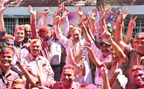 मुख्यमंत्री निवास में होली के रंगों की बौछार: मुख्यमंत्री साय ने अधिकारियों-कर्मचारियों संग खेली होली