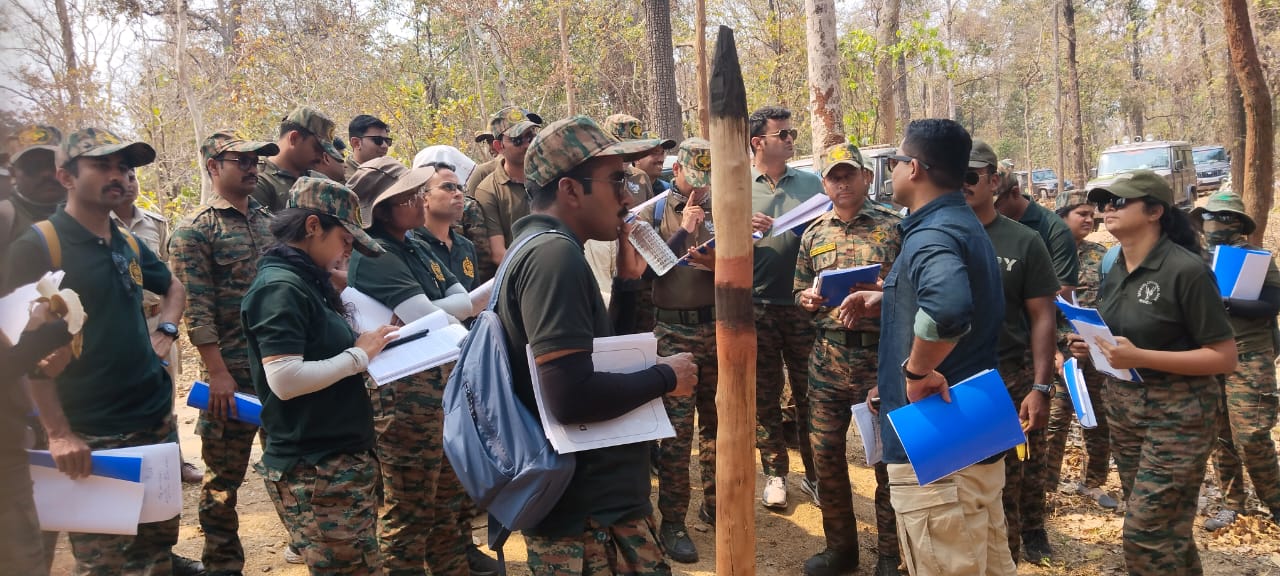 प्रशिक्षु आईएफएस अधिकारियों ने लघु वनोपजों से उत्पाद बनाने की प्रक्रिया देखी