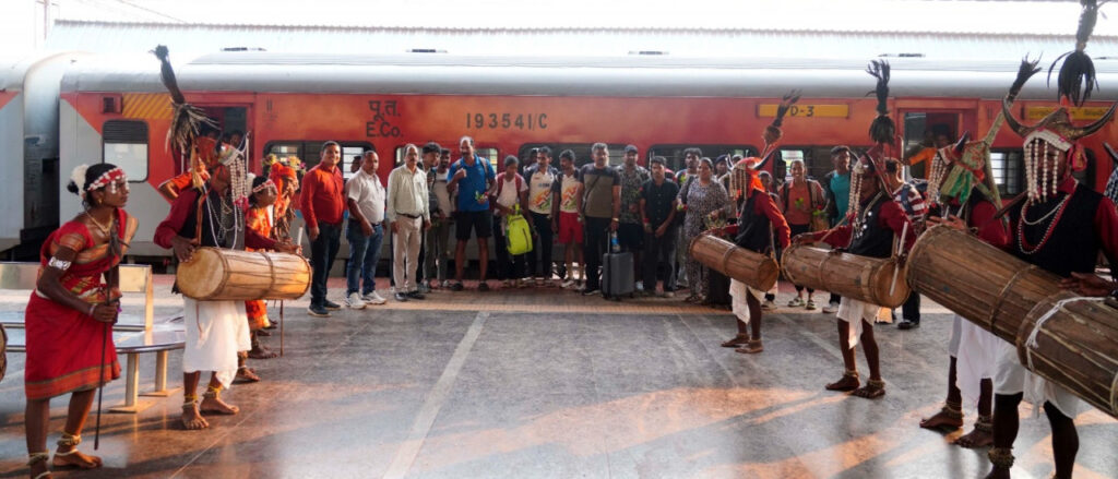 केरल की एथलेटिक्स टीम पहुंची जगदलपुर, पारंपरिक लोकनृत्य से हुआ भव्य स्वागत