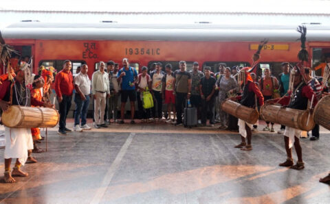 केरल की एथलेटिक्स टीम पहुंची जगदलपुर, पारंपरिक लोकनृत्य से हुआ भव्य स्वागत